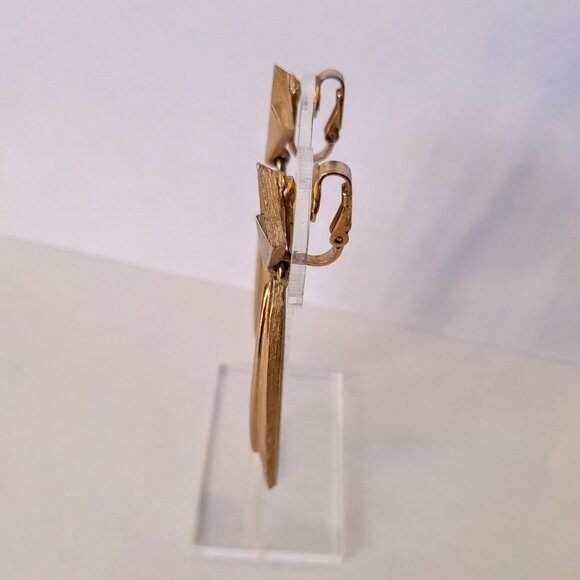 Vintage Trifari Earrings Gold Tone Dangle Clip Ons Large Statement Jewelry - Picture 7 of 16